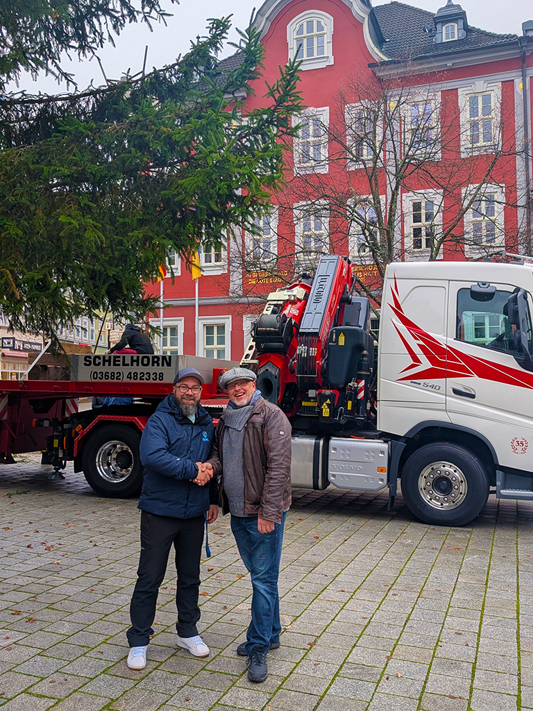 Robert Stelzer (links im Bild), Sachbearbeiter für Kultur und Veranstaltungen der Stadt Suhl und Steffen Schönfeld (rechts im Bild), Fachbereichsleiter Stadtentwicklung, Stadtservice und Bau der Stadt Zella-Mehlis freuen sich wie selbstverständlich das Miteinander funktioniert.